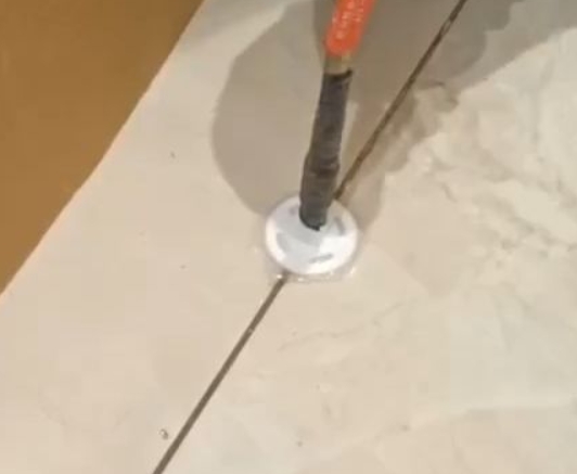 沈河瓷砖空鼓维修公司专业解答瓷砖在铺贴过程中，如果没有涂抹均匀到位的粘结材料（如水泥砂浆或瓷砖胶），可能会导致以下问题
