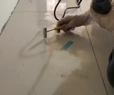 沈河瓷砖开裂维修公司专业分享瓷砖在铺贴前如果没有沥干水分，将会导致以下问题